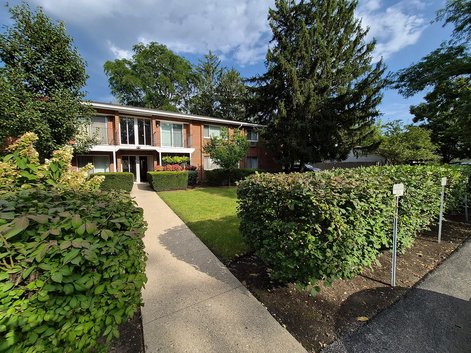 2 bed, 1.5 bath, 1022 sqft, $1,980 — Photo 1