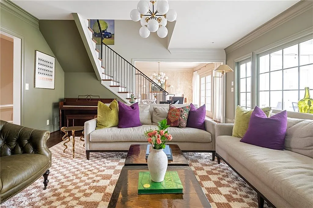 5 bed, 4.5 bath, 5700 sqft, $11,300 — Photo 1