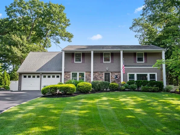 45 Woodland Lane, Smithtown, NY 11787
