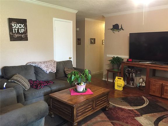 2nd image of 1301 Yorkshire Ln