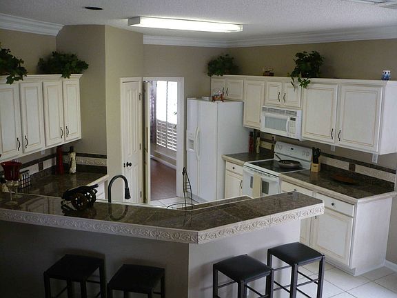 Completely remodeled Kitchen, granite countertops, florentine trim