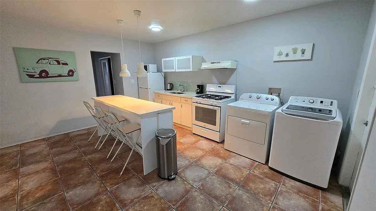 Building Photo - 7725 Harding Ave #2