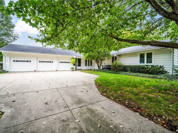 6748 Greenbriar Dr, Parma Heights, OH 44130