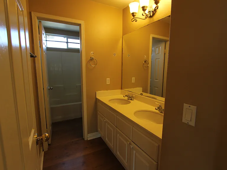 bathroom (2nd floor)