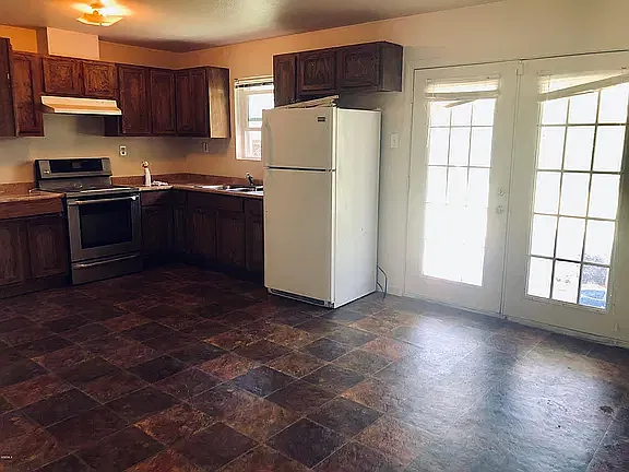 4 bed, 1374 sqft, $1,800 — Photo 2
