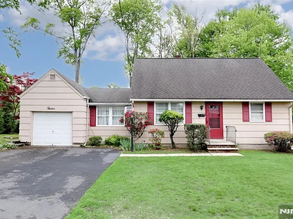 12 Beverly Ln, Waldwick, NJ 07463