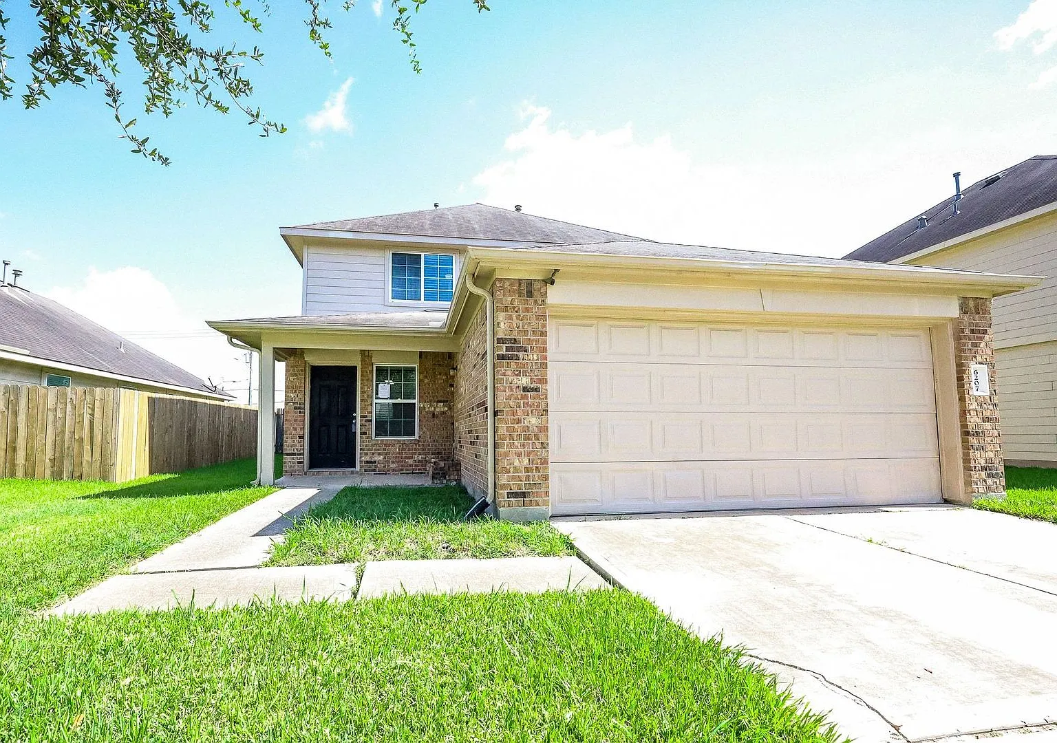 Elegant Living with 4 Bedrooms and 2.5 Baths in Houston, TX — Photo 1