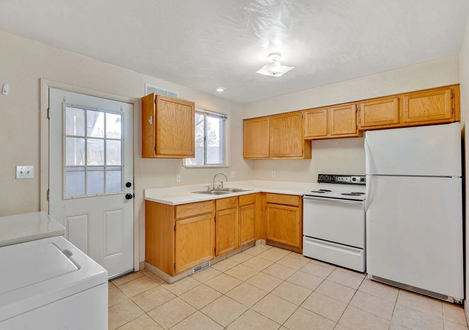 2108 Applewood — Photo 4