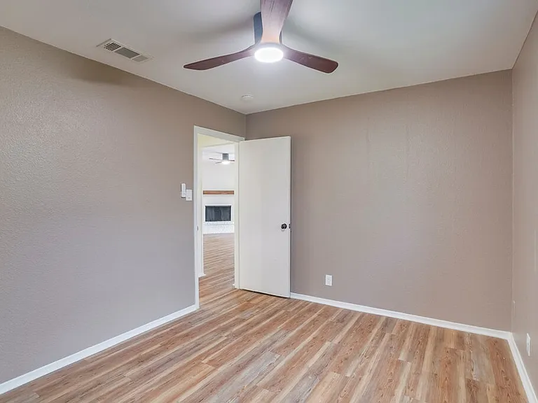 606 Splitrock St — Photo 15