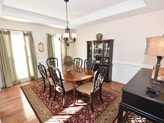 3rd image of 901 Carisbrooke Ln