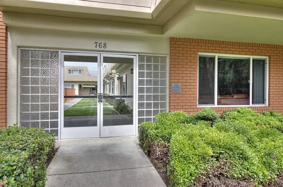 3 bed, 2.5 bath, $4,695 — Photo 4