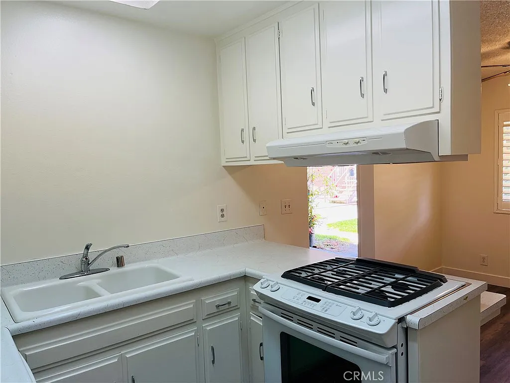 2 bed, 950 sqft, $2,745 — Photo 2