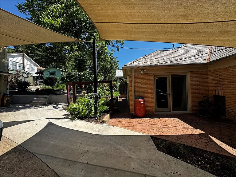 2002 E Side Dr — Photo 23