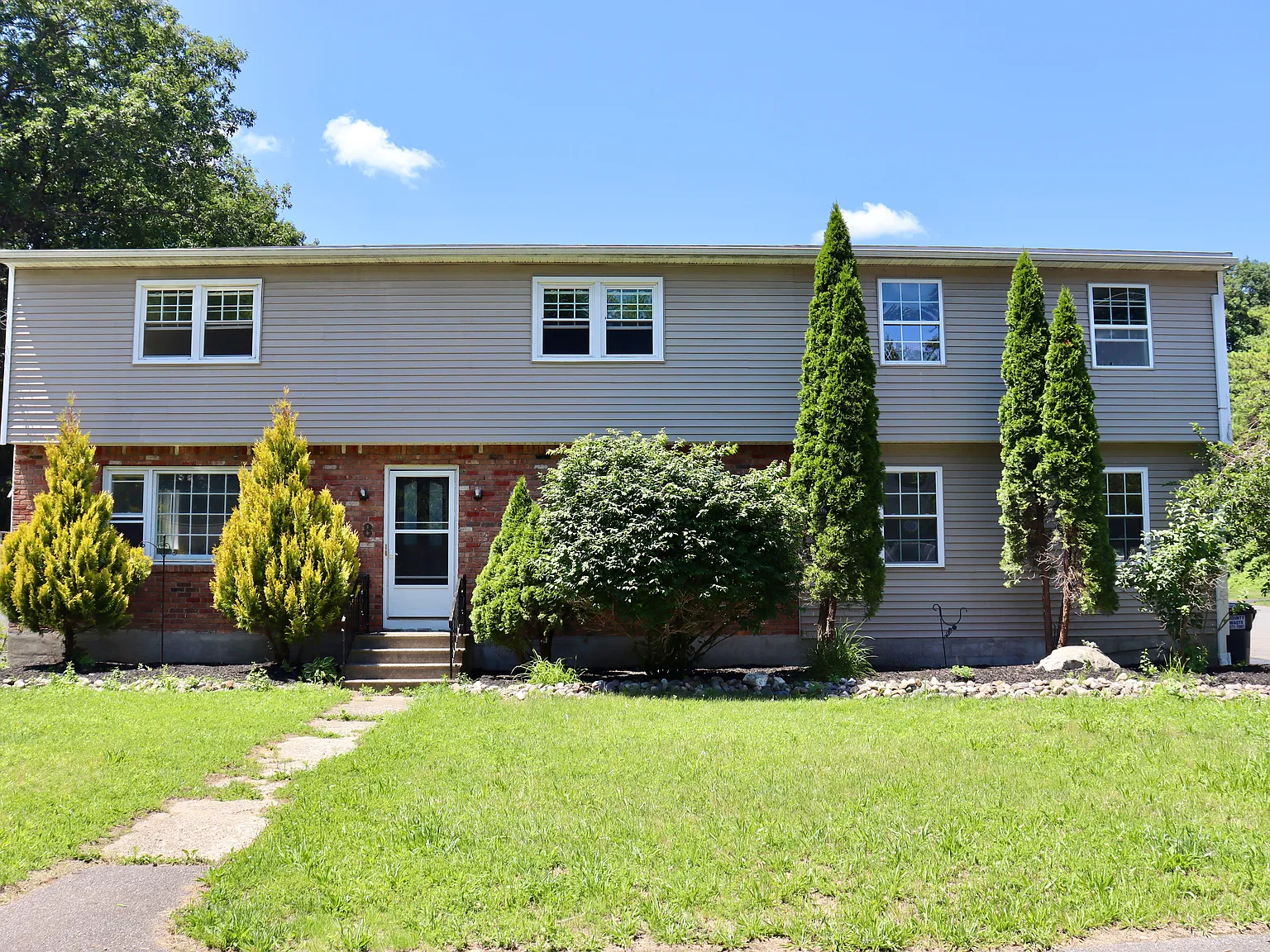 4 bed, 2500 sqft, $3,700 — Photo 2