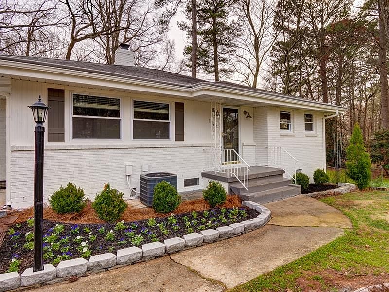 1st image of 1114 Oakview Dr SE