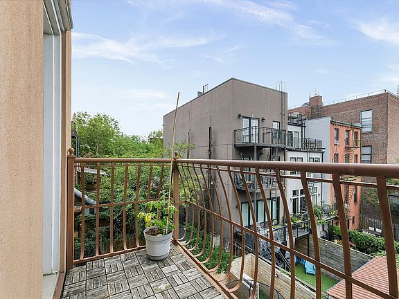 4th image of 564 Henry St #3