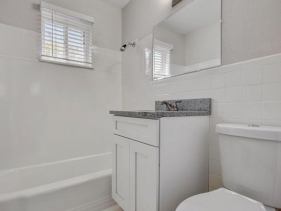 3rd image of 4206 Lloyd St #4206
