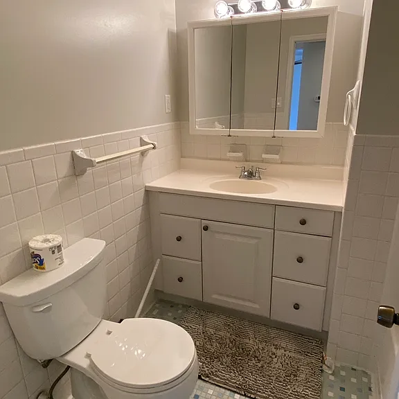 Hall Bath w/ Tub