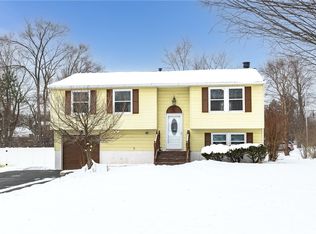 2 Peakview Dr, Henrietta, NY 14467