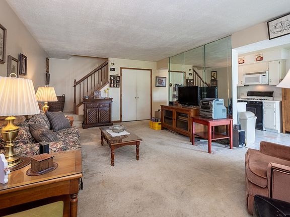 3rd image of 931 Adams Ct #3