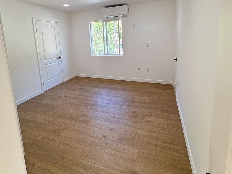 8192 Laurelmont Dr — Photo 23