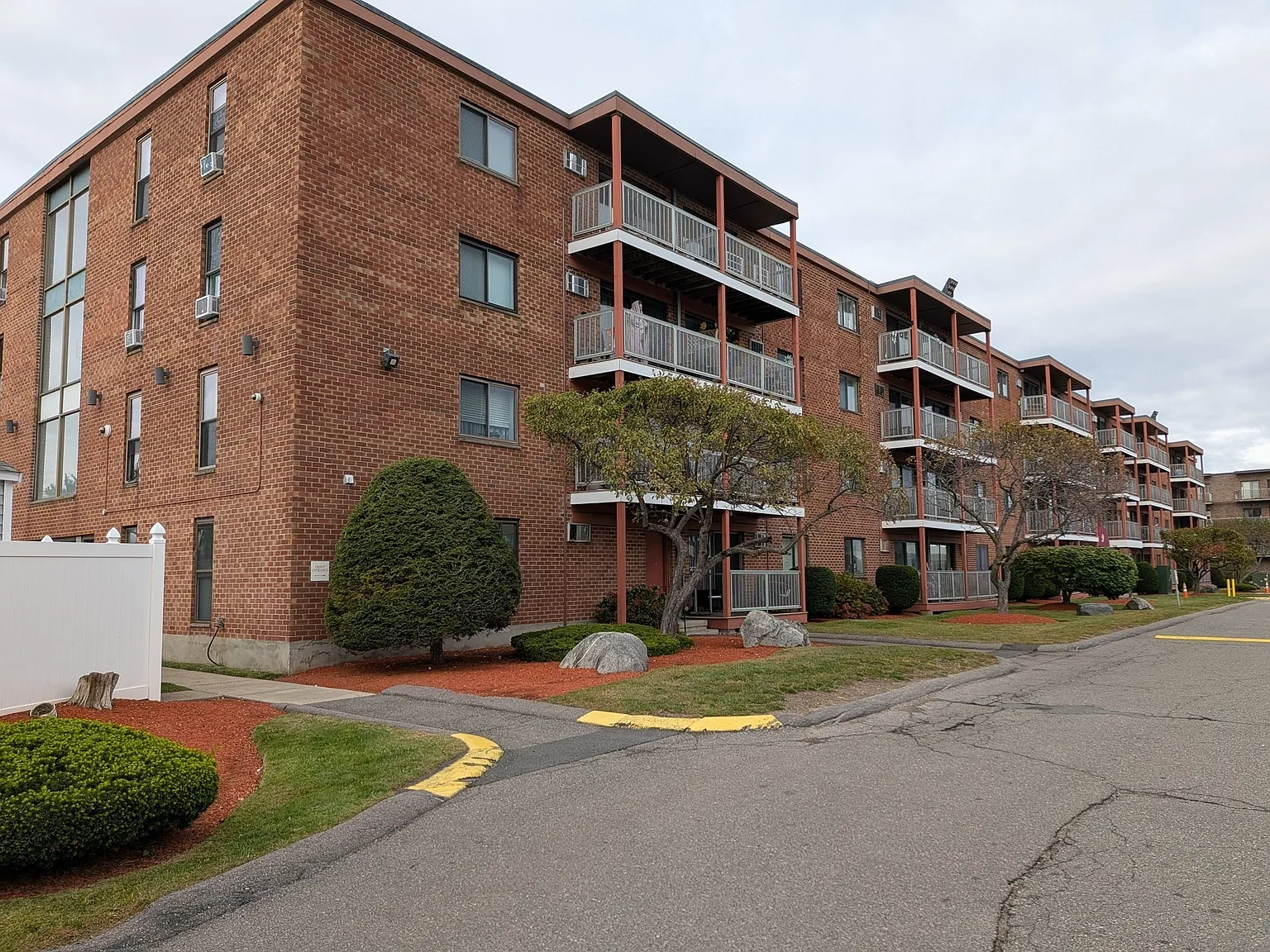 1 bed, 1.0 bath, 661 sqft, $2,100 — Photo 2