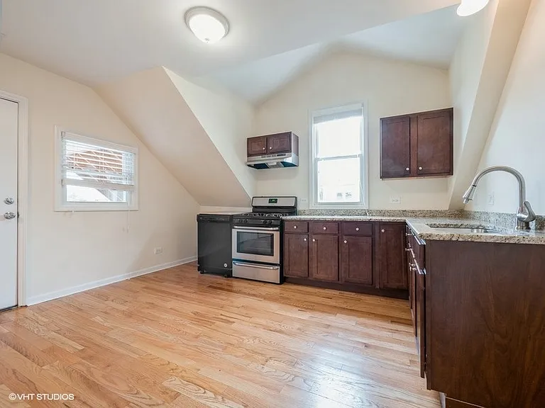 1067 W Cornelia Ave #3 — Photo 2