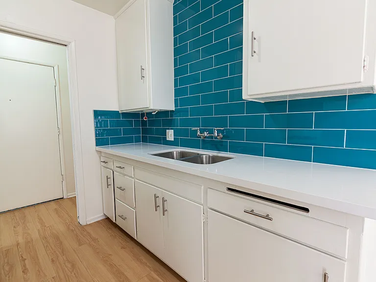 Gayley Manor Apartments — Photo 36