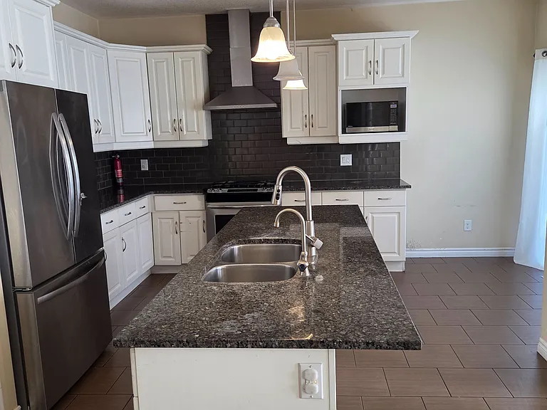 218 Tremaine Cres #MAIN - UPPER FLOORS — Photo 4