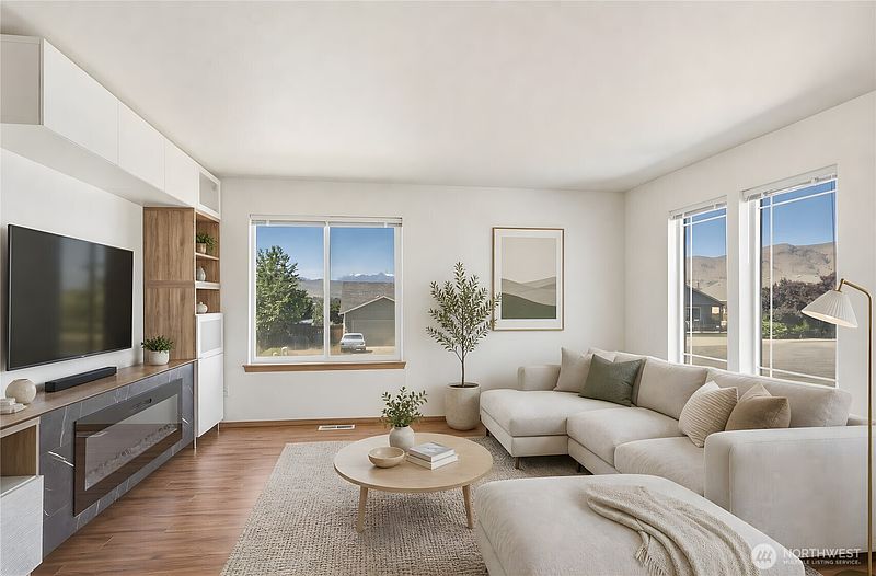 3rd image of 3935 NE Vista Del Rey Drive