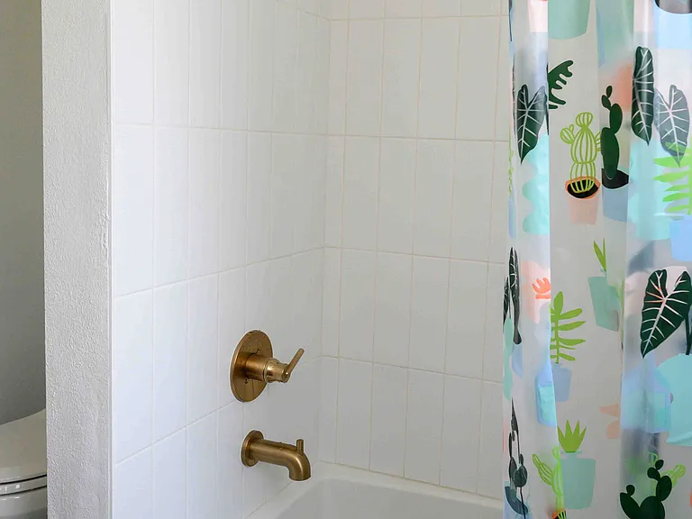 Bathroom 1 - Full