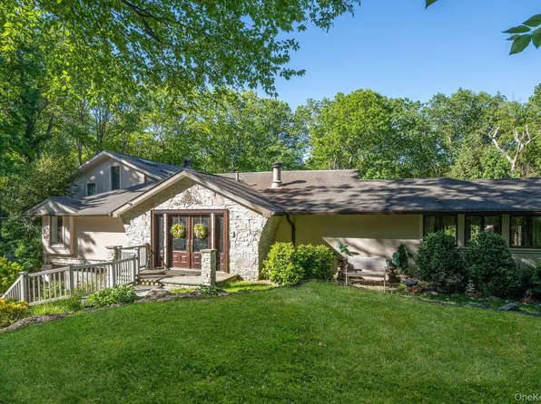 121 Laurel Lane, Laurel Hollow, NY 11791