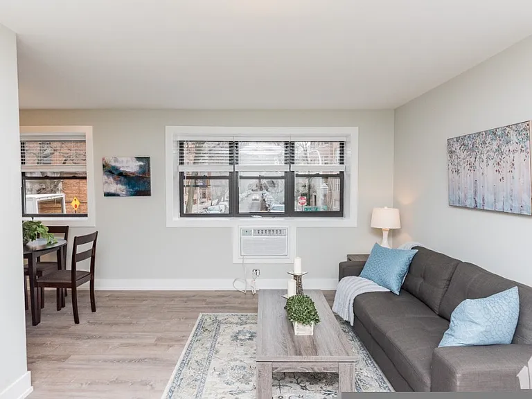550 W Surf St #311 — Photo 2