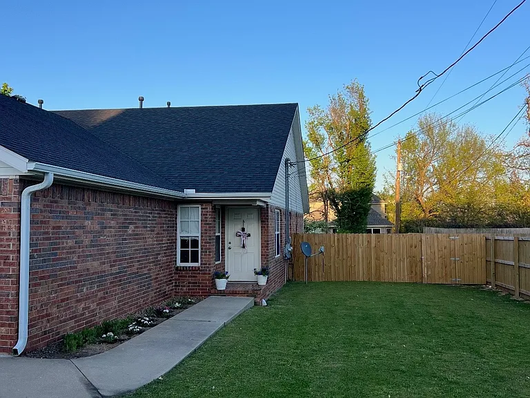 906 NW A St #1 — Photo 1