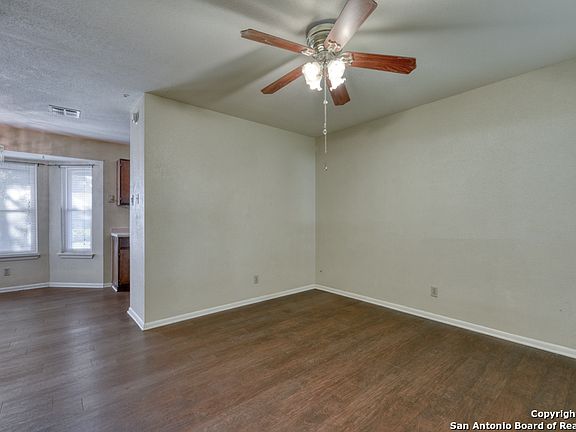 3rd image of 624 PECAN DR