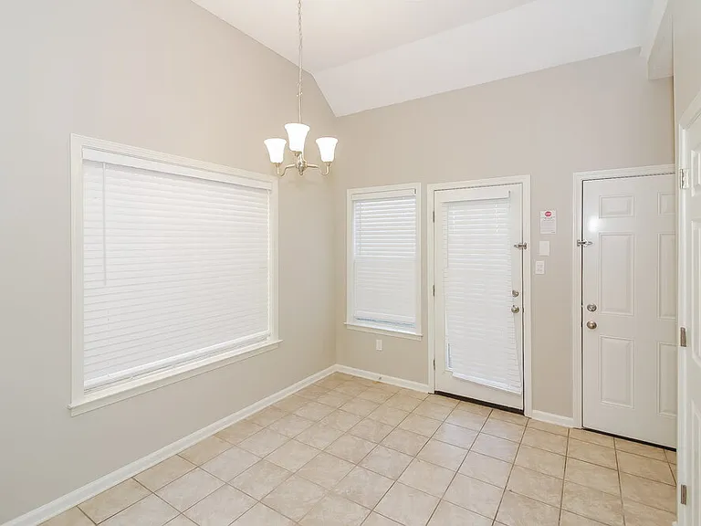 600 Ashley Glen Cir W — Photo 8