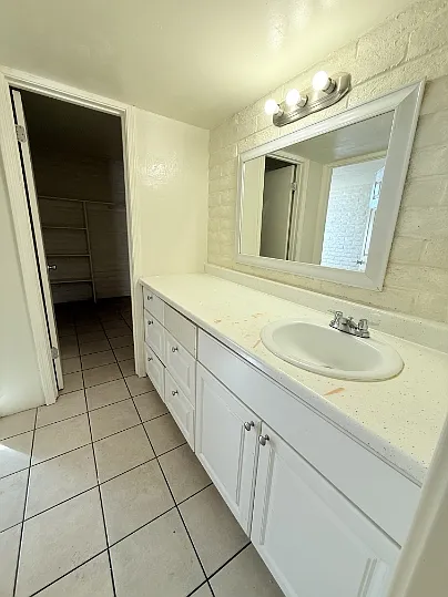 BROADWAY APARTMENTS — Photo 26
