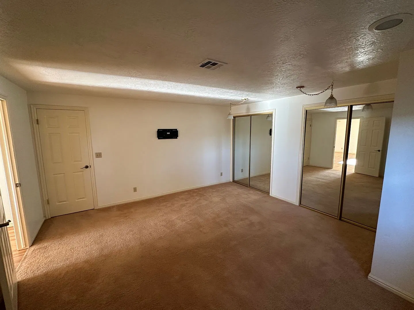 Cozy 2 Bedroom Lower Apartment - Utilities Included — Photo 2