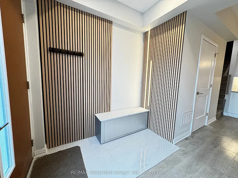 1050 Portage Pkwy #Townhouse 33 — Photo 5