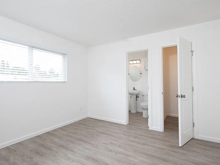 Aztec Pacific Apartments — Photo 28