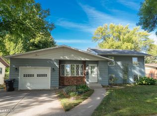 1720 Willow Dr, Grand Forks, ND 58201