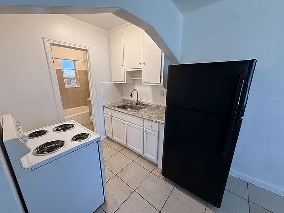 5th image of 810 20th Ave S #810