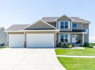 3075 Ridgeview Dr, Ely, IA 52227