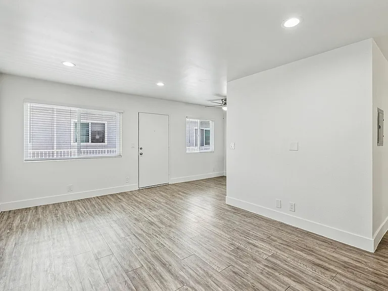1Bed 1Bath Livingroom