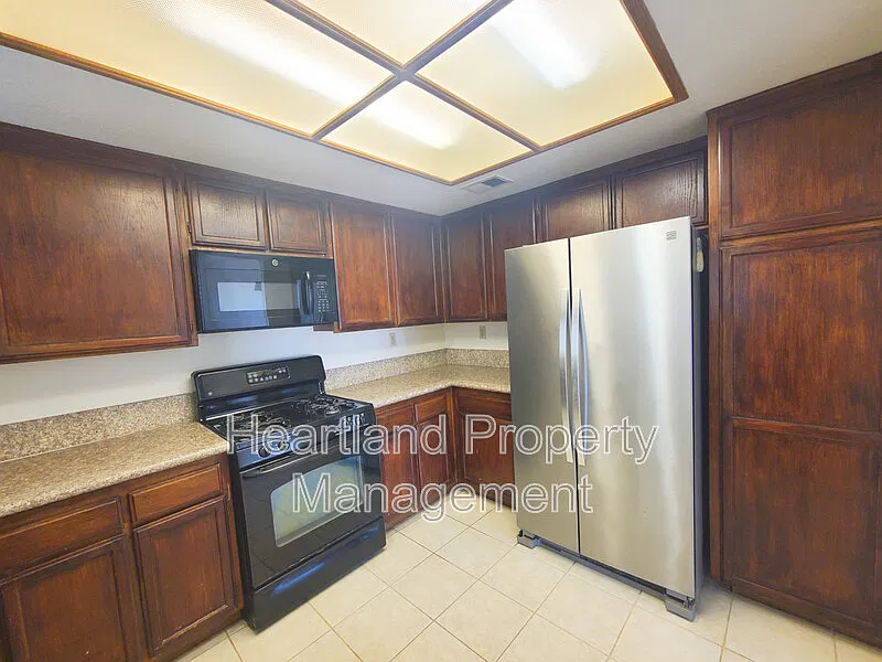3 bed, 3.0 bath, 1310 sqft, $4,295 — Photo 4