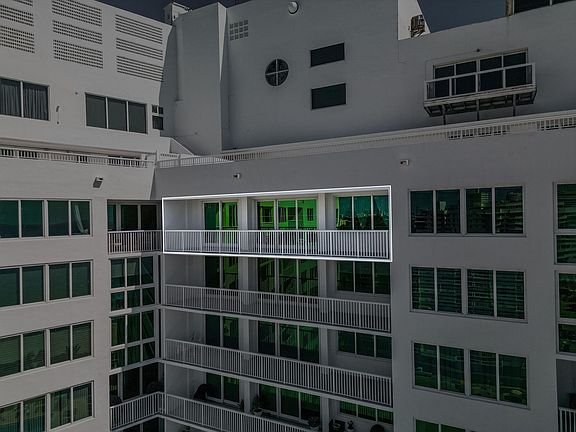 4th image of 5401 Collins Avenue #1516