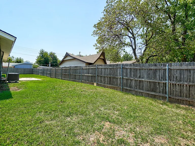1401 Hampton Dr — Photo 40