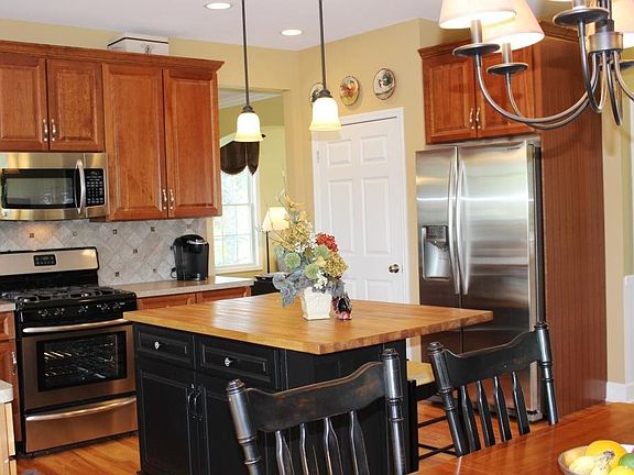 5th image of 8 Fairview Ln