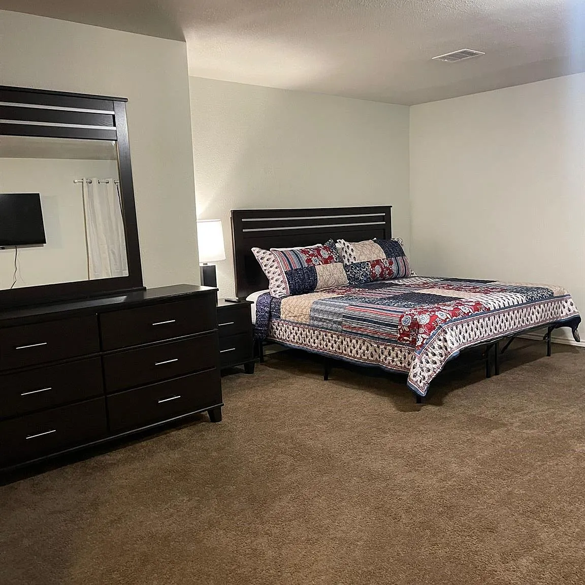 3 bed, 1.0 bath, 1584 sqft, $975 — Photo 2