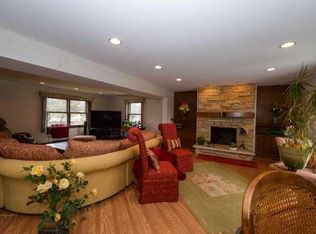 1313 W River Forest Dr, Mequon, WI 53092
